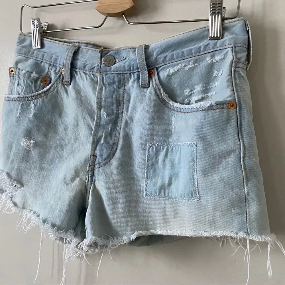 LEVI’S Light Wash Distressed Patch Pocket Shorts - Picture 4 of 9